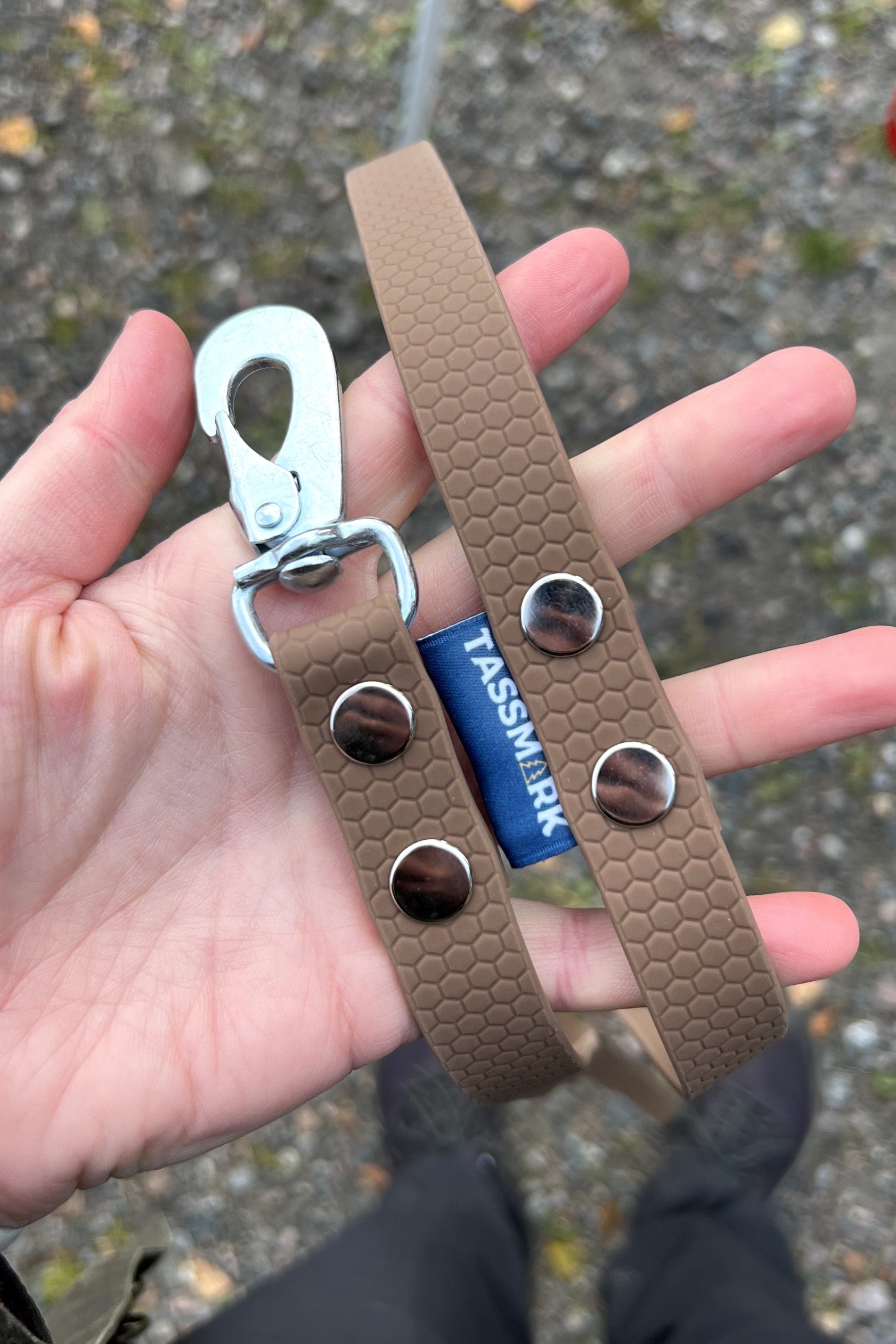 Svante 2 meter och 3 meter koppel med swedish snap hook eller bgb hake. I vattentätt hexa material som inte luktar 