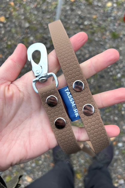 Svante 2 meter och 3 meter koppel med swedish snap hook eller bgb hake. I vattentätt hexa material som inte luktar 